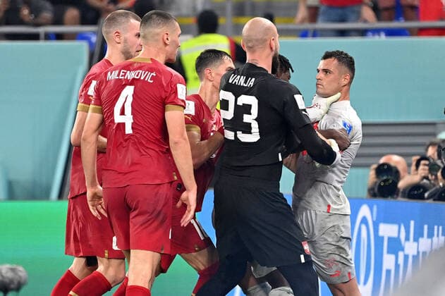 Bilder des Jahres, Sport 12 Dezember Sport Themen der Woche KW48 Sport Bilder des Tages Rudelbildung:Torwart MILINKOVIC-SAVIC Vanj (SRB) geht Granit XHAKA (SUI) an die Gurgel, unsportliches Verhalten,Streit,Auseinandersetzung. Serbien (SRB) - Schweiz (SUI) 2-3 Gruppenphase Gruppe G, Spiel 47 am 02.12.2022, Stadium 974, Fussball Weltmeisterschaft 2022 in Katar vom 20.11. - 18.12.2022 *** Rowing goalkeeper MILINKOVIC SAVIC Vanj SRB goes Granit XHAKA SUI at the throat, unsportsmanlike conduct, dispute, dispute Serbia SRB Switzerland SUI 2 3 Group stage Group G, Match 47 on 02 12 2022, Stadium 974, Football World Cup 2022 in Qatar from 20 11 18 12 2022