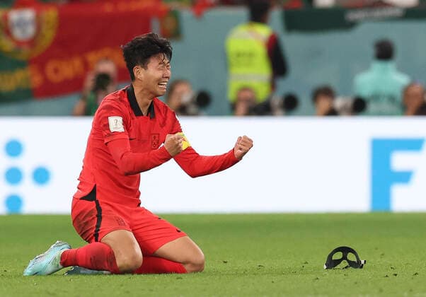 Bilder des Jahres, Sport 12 Dezember Sport Themen der Woche KW48 Sport Bilder des Tages Football - 2022 FIFA World Cup, WM, Weltmeisterschaft, Fussball Qatar - Group H - Round Three - South Korea vs Portugal - Education City Stadium, Doha - Friday 2nd December 2022 Son Heung-Min of South Korea celebrates at full time 
