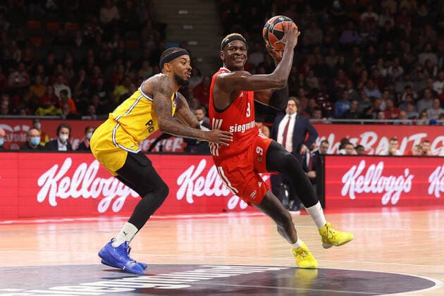 Sport Themen der Woche KW48 Sport Bilder des Tages Zweikampf zwischen Lorenzo Brown (Maccabi Tel Aviv, 4) und Isaac Bonga (Bayern Basketball, 9). GER, FC Bayern Basketball vs. Maccabi Tel Aviv, Basketball, EuroLeague, Saison 2022 2023, 02.12.2022, GER, FC Bayern Basketball vs. Maccabi Tel Aviv, Basketball, EuroLeague, Saison 2022 2023, 02.12.2022, Muenchen *** Duel between Lorenzo Brown Maccabi Tel Aviv, 4 and Isaac Bonga Bayern Basketball, 9 GER, FC Bayern Basketball vs Maccabi Tel Aviv, Basketball, EuroLeague, Season 2022 2023, 02 12 2022, GER, FC Bayern Basketball vs Maccabi Tel Aviv, Basketball, EuroLeague, Season 2022 2023, 02 12 2022, Munich. Copyright: xEibner-Pressefoto MarcelxEngelbrechtx EP_MET