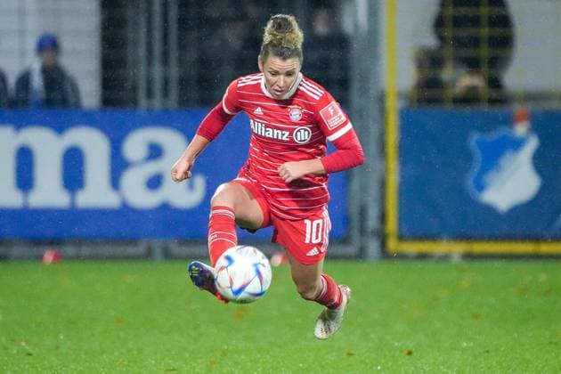Linda Dallmann FCB, 10 , on the ball, crop, full body, single image, single photo, action, action, 02 12 2022, Sinsheim Hoffenheim Germany , football, Flyeralarm Frauen Bundesliga, TSG 1899 Hoffenheim FC Bayern München, 02 12 2022, Sinsheim Hoffenheim Germany , Football, Flyeralarm Frauen Bundesliga, TSG 1899 Hoffenheim FC Bayern München, DFB DFL REGULATES PROHIBIT ANY USE OF PHOTOGRAPHS AS IMAGE SEQUENCES AND OR QUASI VIDEO xozx