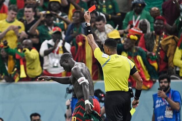 Sport Bilder des Tages RECORD DATE NOT STATED FIFA World Cup, WM, Weltmeisterschaft, Fussball Qatar 2022 Cameroon vs Brazil Referee Ismail Elfath of USA shows red card to Vincent Aboubakar of Cameroon during the game Cameroon vs Brazil, Corresponding to Group G of the FIFA World Cup Qatar 2022, at Lusail Stadium, Lusail, Doha, on December 02, 2022. <br><br> Arbitro Ismail Elfath de USA muestra tarjeta roja a Vincent Aboubakar de Camerun durante el partido Camerun vs Brasil, correspondiente al Grupo G de la Copa Mundial de la FIFA Qatar 2022, en el Estadio Lusail, Lusail, Doha, el 02 de Diciembre de 2022. LUSAIL DOHA QATAR  Copyright: xJorgexMartinezx 20221202_2097