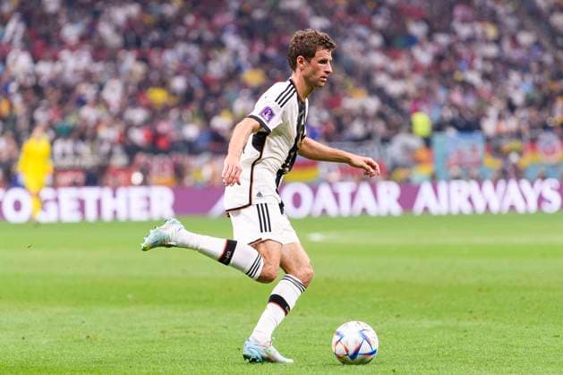 01 12 2022, Football World Cup 2022 in Qatar, Preliminary Round, Matchday 3, Costa Rica Germany, Al Bayt Stadium Al Khor , Thomas Müller Germany on the ball