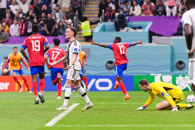 01.12.2022, Fussball Weltmeisterschaft 2022 in Katar, Vorrunde, 3.Spieltag, Costa Rica - Deutschland, Al-Bayt Stadium (Al-Khor), Torjubel Yeltsin Tejeda und Joel Campbell (Costa Rica), David Raum (Deutschland) und Torwart Manuel Neuer (re, Deutschland) frustriert. *** 01 12 2022, Football World Cup 2022 in Qatar, preliminary round, 3 matchday, Costa Rica Germany, Al Bayt Stadium Al Khor , goal celebration Yeltsin Tejeda and Joel Campbell Costa Rica , David Raum Germany and goalkeeper Manuel Neuer re, Germany frustrated 