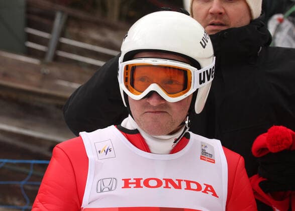 Oberstdorf, Deutschland 29. Dezember 2013: Internationale Vierschanzentournee, Skispringen, Herren, Weltcup, Oberstdorf, Auftaktspringen, Schattenbergschanze, Audiarena Michael Edwards, Eddie the Eagle, Eddie Edwards (GBR) *** Oberstdorf, Germany 29 December 2013 International Four Hills Tournament, Ski Jumping, Men, World Cup, Oberstdorf, Opening Jump, Schattenbergschanze, Audiarena Michael Edwards, Eddie the Eagle, Eddie Edwards GBR