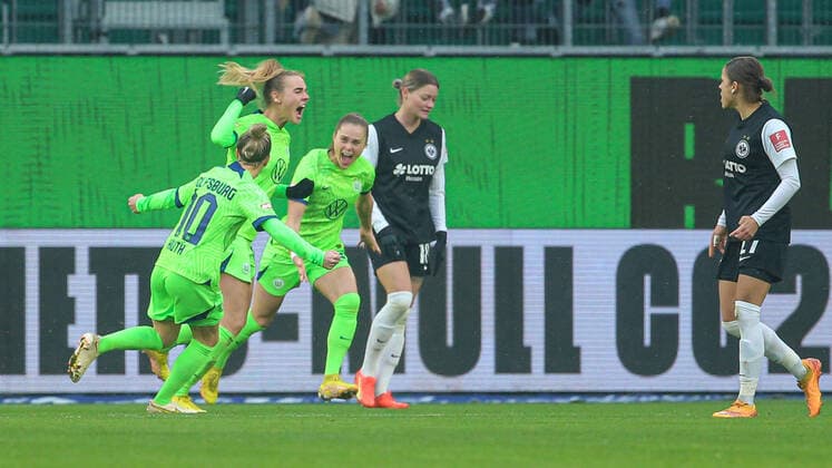 Sport Themen der Woche KW48 Sport Bilder des Tages v.li.: Svenja Huth (VfL Wolfsburg, 10), Torschützin Jill Roord (VfL Wolfsburg, 14) und Ewa Pajor (VfL Wolfsburg, 9) mit Torjubel, Jubel, jubeln, jubelt, optimistisch, Spielszene, Highlight, Freude über das Tor zum 1:0, DIE DFB-RICHTLINIEN UNTERSAGEN JEGLICHE NUTZUNG VON FOTOS ALS SEQUENZBILDER UND ODER VIDEOÄHNLICHE FOTOSTRECKEN. DFB REGULATIONS PROHIBIT ANY USE OF PHOTOGRAPHS AS IMAGE SEQUENCES AND OR QUASI-VIDEO., 03.12.2022, Wolfsburg (Deutschland), Fussball, Flyeralarm Frauen-Bundesliga, VfL Wolfsburg - Eintracht Frankfurt *** f l Svenja Huth VfL Wolfsburg, 10 , goal scorer Jill Roord VfL Wolfsburg, 14 and Ewa Pajor VfL Wolfsburg, 9 with goal cheer, jubilation, cheering, optimistic, game scene, highlight, joy about the goal to 1 0, THE DFB DIRECTIVES PROHIBIT ANY USE OF PHOTOGRAPHS AS IMAGE SEQUENCES AND OR QUASI VIDEO , 03 12 2022, Wolfsburg Germany , Football, Flyeralarm Womens Bundesliga, VfL Wolfsburg Eintracht Frankfurt xobx
