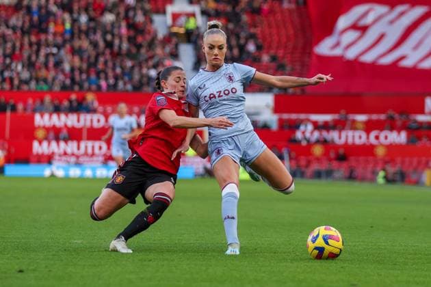 Sport Themen der Woche KW48 Sport Bilder des Tages Manchester United, ManU Women v Aston Villa Women FA Women s Super League 03 12 2022. Manchester United Ladies defender Ona Batlle (2) and Aston villa Ladies forward Alisha Lehmann (7) battle for the ball during the FA Women s Super League match between Manchester United Women and Aston Villa Women at Old Trafford, Manchester, England on 3 December 2022. Editorial use only DataCo restrictions apply See www.football-dataco.com , Copyright: xSimonxDaviesx PSI-16496-0032