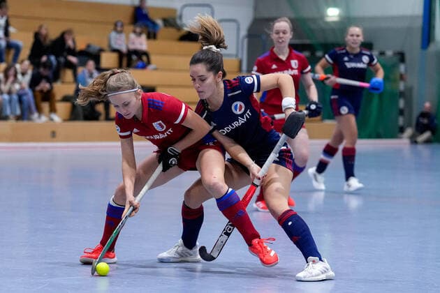 f le Jule Reimold FHC, 14 , Fiona Felber MHC, 6 , duel, duel scene, duel, tackle, tackling, dynamic, action, action, 03 12 2022, Mannheim Germany , indoor field hockey, 1 Bundesliga Süd, women, Mannheimer HC Feudenheimer HC xozx