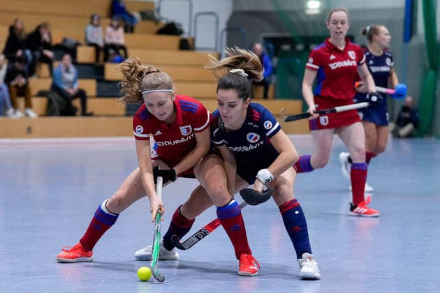 f le Jule Reimold FHC, 14 , Fiona Felber MHC, 6 , duel, duel scene, duel, tackle, tackling, dynamic, action, action, 03 12 2022, Mannheim Germany , indoor field hockey, 1 Bundesliga Süd, women, Mannheimer HC Feudenheimer HC xozx