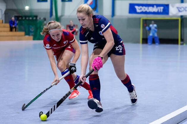 f li Jule Reimold FHC, 14 , Anissa Korth MHC, 23 , duel, duel scene, duel, tackle, tackling, dynamic, action, action, 03 12 2022, Mannheim Germany , indoor field hockey, 1 Bundesliga Süd, women, Mannheimer HC Feudenheimer HC xozx