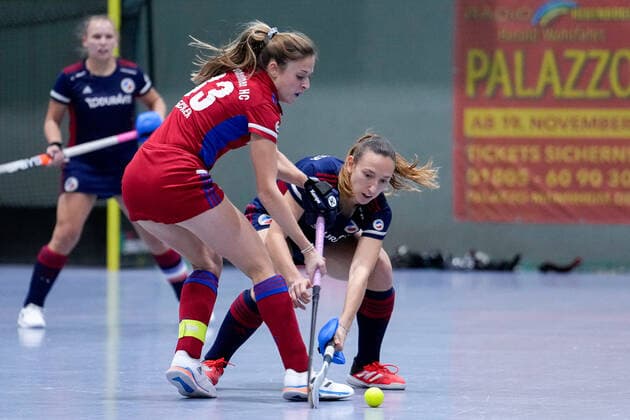 f li Denise Hechler FHC, 33 , Charlotte Gerstenhöfer MHC, 28 , duel, duel scene, duel, tackle, tackling, dynamic, action, action, 03 12 2022, Mannheim Germany , indoor field hockey, 1 Bundesliga Süd, women, Mannheimer HC Feudenheimer HC xozx