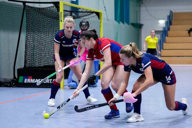 f li Verena Neumann MHC, 19 , Emma Förter FHC, 21 , Aina Lilly Kresken MHC, 14 , duel, game scene, duel, tackle, tackling, dynamic, action, action, 03 12 2022, Mannheim Germany , indoor field hockey, 1 Bundesliga Süd, women, Mannheimer HC Feudenheimer HC xozx
