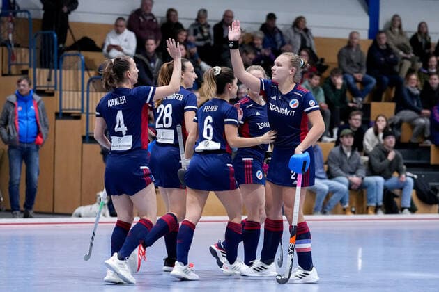 Players from Mannheimer HC MHC , jubilate about the goal to 1 0, jubilation, goal celebration, celebrate the goal, goal, celebration, jubilation about the goal, optimistic, game scene, highlight, action, 03 12 2022, Mannheim Germany , indoor field hockey, 1 Bundesliga Süd, women, Mannheimer HC Feudenheimer HC xozx