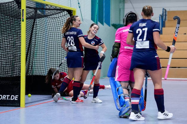 from left Anna Uhlmann FHC, 68 , Charlotte Gerstenhöfer MHC, 28 , goal scorer Fiona Felber MHC, 6 , Leonie Weißenberger goalkeeper, goalkeeper, FHC, 7 , Stine Kurz MHC, 27 , players from Mannheimer HC MHC , celebrate the goal to 2 0, celebration, celebrating the goal, goal, celebration, cheering about the goal, optimistic, game scene, highlight, action, action, 03 12 2022, Mannheim Germany , indoor field hockey, 1 Bundesliga Süd, women, Mannheimer HC Feudenheimer HC xozx