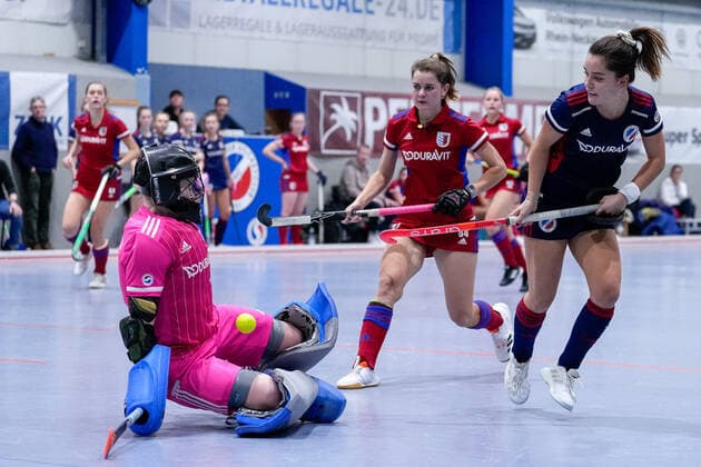 f le Leonie Weißenberger goalkeeper, FHC, 7 , Leah Lörsch FHC, 84 , Fiona Felber MHC, 6 , duel, duel scene, duel, tackle, tackling, dynamic, action, 03 12 2022, Mannheim Germany , indoor field hockey, 1 Bundesliga Süd, women, Mannheimer HC Feudenheimer HC xozx