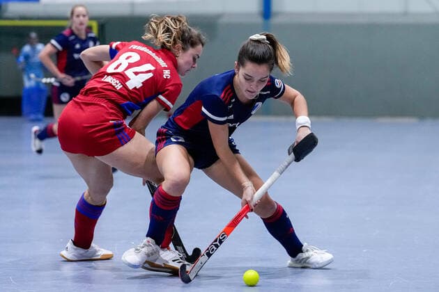 f le Leah Lörsch FHC, 84 , Fiona Felber MHC, 6 , duel, duel scene, duel, tackle, tackling, dynamic, action, action, 03 12 2022, Mannheim Germany , indoor field hockey, 1 Bundesliga Süd, women, Mannheimer HC Feudenheimer HC xozx
