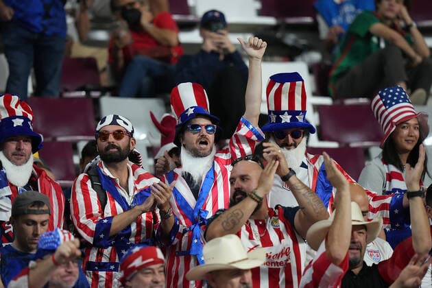 QAT, WM FIFA 2022, Achtelfinale, Niederlande vs USA 03.12.2022, Khalifa International Stadium, Doha, QAT, WM FIFA 2022, Achtelfinale, Niederlande vs USA, im Bild Fans der USA auf den Tribünen.. *** QAT, World Cup FIFA 2022, Round of 16, Netherlands vs USA 03 12 2022, Khalifa International Stadium, Doha, QAT, World Cup FIFA 2022, Round of 16, Netherlands vs USA, in picture fans of USA on the stands nordphotoxGmbHx xBratic nph00250