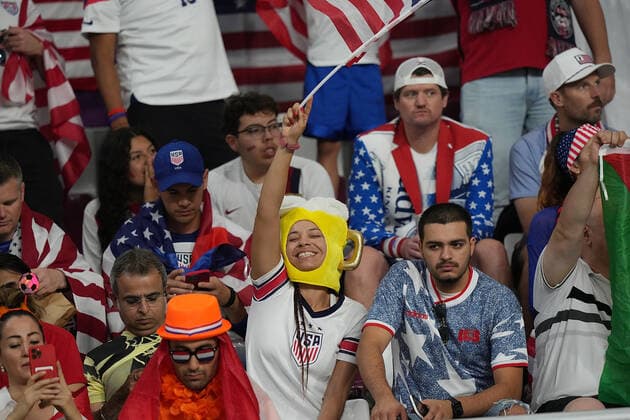 QAT, WM FIFA 2022, Achtelfinale, Niederlande vs USA 03.12.2022, Khalifa International Stadium, Doha, QAT, WM FIFA 2022, Achtelfinale, Niederlande vs USA, im Bild Fans der USA auf den Tribünen.. *** QAT, World Cup FIFA 2022, Round of 16, Netherlands vs USA 03 12 2022, Khalifa International Stadium, Doha, QAT, World Cup FIFA 2022, Round of 16, Netherlands vs USA, in picture fans of USA on the stands nordphotoxGmbHx xBratic nph00250