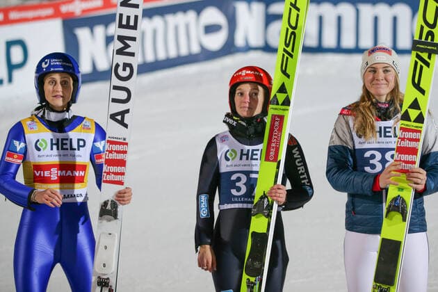 NORDIC SKIING - FIS WC Lillehammer LILLEHAMMER,NORWAY,03.DEC.22 - NORDIC SKIING, Ski jumping, Skispringen, Ski, nordisch - FIS World Cup, normal hill, ladies. Image shows Eva Pinkelnig (AUT), Katharina Althaus (GER) and Sara Marita Kramer (AUT).  GEPAxpictures xGintarexKarpavici