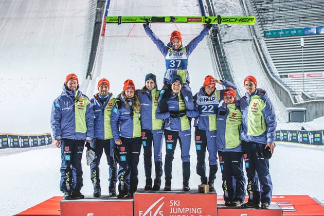 Bilder des Jahres, Sport 12 Dezember Sport Themen der Woche KW48 Sport Bilder des Tages NORDIC SKIING - FIS WC Lillehammer LILLEHAMMER,NORWAY,03.DEC.22 - NORDIC SKIING, Ski jumping, Skispringen, Ski, nordisch - FIS World Cup, normal hill, ladies. Image shows Katharina Althaus (GER) and the team.  GEPAxpictures xGintarexKarpaviciute