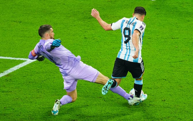 Sport Bilder des Tages Mandatory Credit: Photo by Javier Garcia Shutterstock (13645322br) Goalkeeper Mat Ryan of Australia makes a terrible mistake as Rodrigo De Paul s pressure allows Julian Alvarez of Argentina to score the second goal Argentina v Australia, FIFA World Cup, WM, Weltmeisterschaft, Fussball 2022, Round of 16, Football, Ahmad Bin Ali Stadium, Ar-Rayyan, Qatar - 03 Dec 2022 Editorial Use Only Argentina v Australia, FIFA World Cup 2022, Round of 16, Football, Ahmad Bin Ali Stadium, Ar-Rayyan, Qatar - 03 Dec 2022 Editorial Use Only  Copyright: xJavierxGarcia Shutterstockx 13645322br