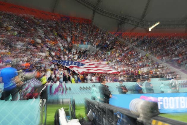 QAT, WM FIFA 2022, Achtelfinale, Niederlande vs USA 03.12.2022, Khalifa International Stadium, Doha, QAT, WM FIFA 2022, Achtelfinale, Niederlande vs USA, im Bild Die Fans der amerikanischen Mannschaft mit grosser Flagge auf der Tribüne. Zoomeffekt. *** QAT, World Cup FIFA 2022, Round of 16, Netherlands vs USA 03 12 2022, Khalifa International Stadium, Doha, QAT, World Cup FIFA 2022, Round of 16, Netherlands vs USA, in picture The fans of the American team with big flag on the tribune zoom effect nordphotoxGmbHx xBratic nph00250