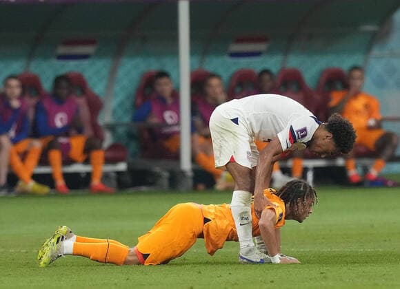 QAT, WM FIFA 2022, Achtelfinale, Niederlande vs USA 03.12.2022, Khalifa International Stadium, Doha, QAT, WM FIFA 2022, Achtelfinale, Niederlande vs USA, im Bild USA™s midfielder Tyler Adams , Netherlands midfielder Xavi Simons . *** QAT, World Cup FIFA 2022, Round of 16, Netherlands vs USA 03 12 2022, Khalifa International Stadium, Doha, QAT, World Cup FIFA 2022, Round of 16, Netherlands vs USA, pictured USA™s midfielder Tyler Adams , Netherlands midfielder Xavi Simons nordphotoxGmbHx xBratic nph00250