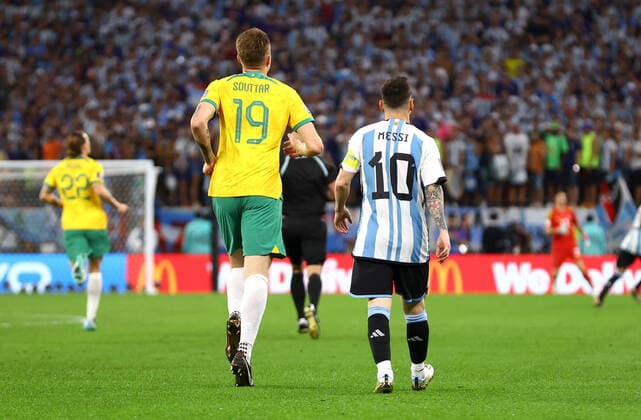 Sport Bilder des Tages Mandatory Credit: Photo by Kieran McManus Shutterstock (13645335ez) Lionel Messi of Argentina and Harry Souttar of Australia Argentina v Australia, FIFA World Cup, WM, Weltmeisterschaft, Fussball 2022, Round of 16, Football, Ahmad Bin Ali Stadium, Ar-Rayyan, Qatar - 03 Dec 2022 Editorial Use Only Argentina v Australia, FIFA World Cup 2022, Round of 16, Football, Ahmad Bin Ali Stadium, Ar-Rayyan, Qatar - 03 Dec 2022 Editorial Use Only  Copyright: xKieranxMcManus Shutterstockx 13645335ez