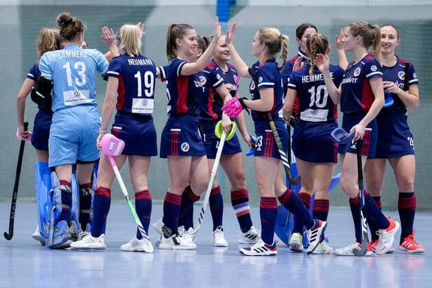 Players from Mannheimer HC MHC , high-five each other before the game, motivate themselves for the game, motivation, anticipation, confident, confident, action, action, 03 12 2022, Mannheim Germany , indoor field hockey, 1 Bundesliga Süd, ladies, Mannheimer HC Feudenheimer HC xozx