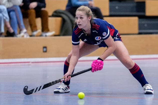 Anissa Korth MHC, 23 , on the ball, crop, full body, single image, single photo, action, action, 03 12 2022, Mannheim Germany , indoor field hockey, 1 Bundesliga Süd, women, Mannheimer HC Feudenheimer HC xozx