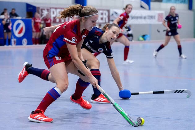 f le Jule Reimold FHC, 14 , Charlotte Gerstenhöfer MHC, 28 , action, game scene, 03 12 2022, Mannheim Germany , indoor field hockey, 1 Bundesliga Süd, women, Mannheimer HC Feudenheimer HC xozx
