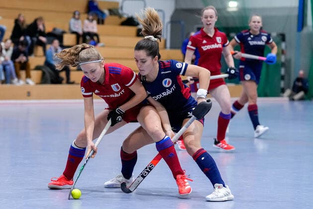 f le Jule Reimold FHC, 14 , Fiona Felber MHC, 6 , duel, duel scene, duel, tackle, tackling, dynamic, action, action, 03 12 2022, Mannheim Germany , indoor field hockey, 1 Bundesliga Süd, women, Mannheimer HC Feudenheimer HC xozx