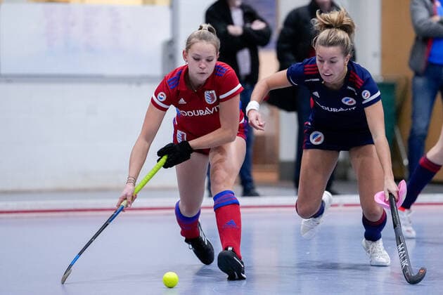 f le Jule Koßwig FHC, 83 , Aina Lilly Kresken MHC, 14 , duel, tackle, tackling, dynamic, action, action, 03 12 2022, Mannheim Germany , indoor field hockey, 1 Bundesliga Süd, women, Mannheimer HC Feudenheimer HC xozx