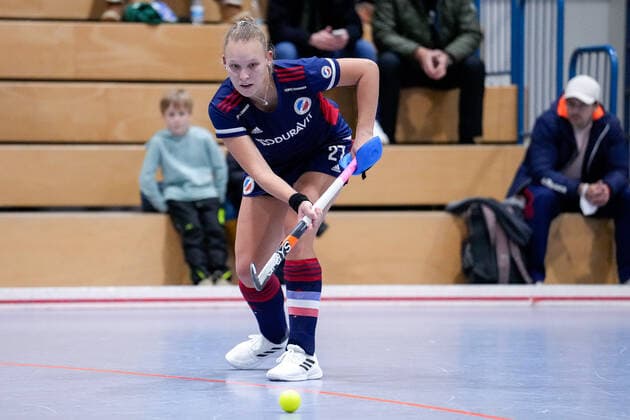 Stine Kurz MHC, 27 , on the ball, cutout, full body, single image, single photo, action, action, 03 12 2022, Mannheim Germany , indoor field hockey, 1 Bundesliga Süd, women, Mannheimer HC Feudenheimer HC xozx