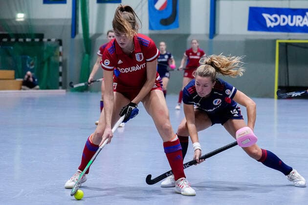 f le Anna Uhlmann FHC, 68 , Aina Lilly Kresken MHC, 14 , duel, tackle, tackling, dynamic, action, action, 03 12 2022, Mannheim Germany , indoor field hockey, 1 Bundesliga Süd, women, Mannheimer HC Feudenheimer HC xozx