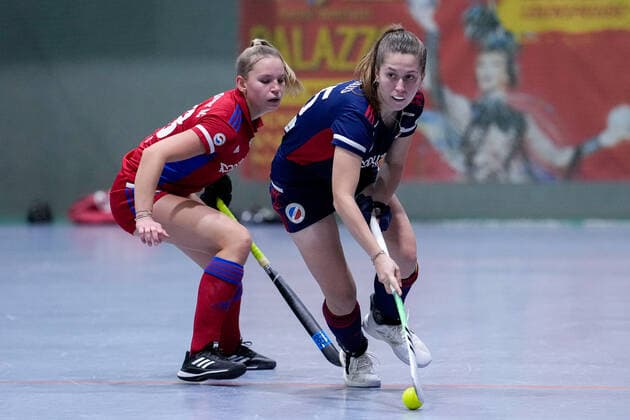f le Jule Koßwig FHC, 83 , Paulina Niklaus MHC, 25 , duel, duel scene, duel, tackle, tackling, dynamic, action, action, 03 12 2022, Mannheim Germany , indoor field hockey, 1 Bundesliga Süd, women, Mannheimer HC Feudenheimer HC xozx