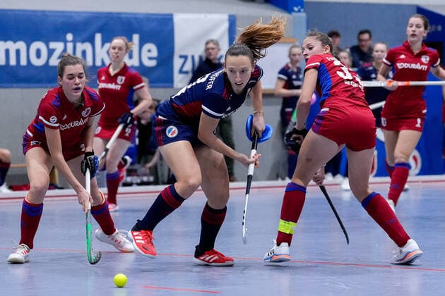 f le Anna Uhlmann FHC, 68 , Charlotte Gerstenhöfer MHC, 28 , Denise Hechler FHC, 33 , duel, game scene, duel, tackle, tackling, dynamic, action, action, 03 12 2022, Mannheim Germany , indoor field hockey, 1 Bundesliga Süd, women, Mannheimer HC Feudenheimer HC xozx