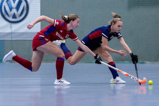 f li Franziska Frey FHC, 9 , Julia Hemmerle MHC, 10 , duel, duel scene, duel, tackle, tackling, dynamic, action, action, 03 12 2022, Mannheim Germany , indoor field hockey, 1 Bundesliga Süd, women, Mannheimer HC Feudenheimer HC xozx