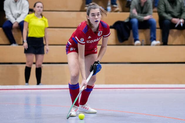 Anna Uhlmann FHC, 68 , on the ball, cutout, full body, single picture, single photo, action, action, 03 12 2022, Mannheim Germany , indoor field hockey, 1 Bundesliga Süd, women, Mannheimer HC Feudenheimer HC xozx