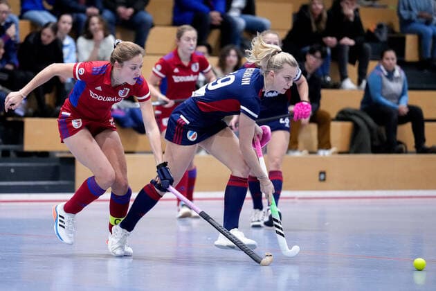 f li Denise Hechler FHC, 33 , Verena Neumann MHC, 19 , duel, duel scene, duel, tackle, tackling, dynamic, action, action, 03 12 2022, Mannheim Germany , indoor field hockey, 1 Bundesliga Süd, women, Mannheimer HC Feudenheimer HC xozx