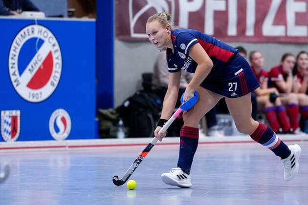 Stine Kurz MHC, 27 , on the ball, cutout, full body, single image, single photo, action, action, 03 12 2022, Mannheim Germany , indoor field hockey, 1 Bundesliga Süd, women, Mannheimer HC Feudenheimer HC xozx
