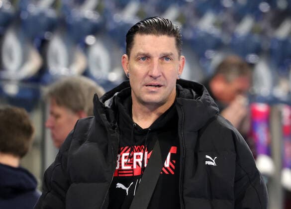 03 12 2022 Handball 1 Bundesliga LIQUI MOLY HBL Season 2022 2023 15 Matchday HC Erlangen Nuremberg Metropolitan Region HCE Füchse Berlin DaMa Stefan Kretzschmar Board Sports Füchse Berlin thoughtful