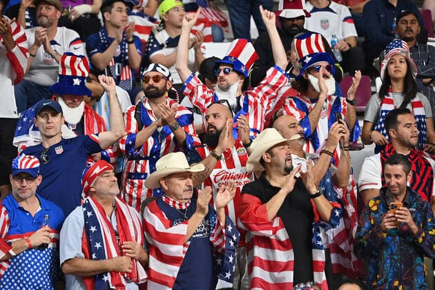 amerikanische Fans,Fussballfans Achtelfinale,Round of Sixteen Niederlande (NED) - USA 3-1 am 03.12.2022, Khalifa International Stadium. Fussball Weltmeisterschaft 20122 in Katar vom 20.11. - 18.12.2022 *** American fans,soccer fans Round of Sixteen Netherlands NED USA 3 1 on 03 12 2022, Khalifa International Stadium Soccer World Cup 20122 in Qatar from 20 11 18 12 2022