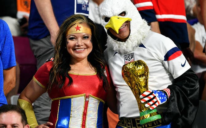 Fussball, Weltmeisterschaft, 2022, Herren, Qatar, 1. Achtelfinale, Khalifa International Stadium: Niederlande - USA 3:1; Fans USA. Fan, Fans, Fankultur, Begeisterung. FIFA REGULATIONS PROHIBIT ANY USE OF PHOTOGRAPHS AS IMAGE SEQUENCES AND OR QUASI-VIDEO *** Football, World Cup, 2022, Men, Qatar, 1 Round of 16, Khalifa International Stadium Netherlands USA 3 1 Fans USA Fan, Fans, Fan Culture, Enthusiasm FIFA REGULATES PROHIBIT ANY USE OF PHOTOGRAPHS AS IMAGE SEQUENCES AND OR QUASI VIDEO