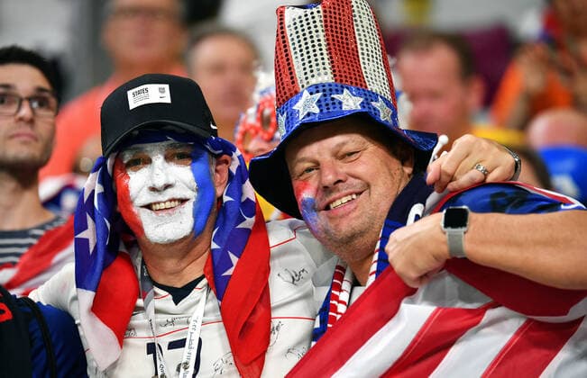 Fussball, Weltmeisterschaft, 2022, Herren, Qatar, 1. Achtelfinale, Khalifa International Stadium: Niederlande - USA 3:1; Fans USA. Fan, Fans, Fankultur, Begeisterung. FIFA REGULATIONS PROHIBIT ANY USE OF PHOTOGRAPHS AS IMAGE SEQUENCES AND OR QUASI-VIDEO *** Football, World Cup, 2022, Men, Qatar, 1 Round of 16, Khalifa International Stadium Netherlands USA 3 1 Fans USA Fan, Fans, Fan Culture, Enthusiasm FIFA REGULATES PROHIBIT ANY USE OF PHOTOGRAPHS AS IMAGE SEQUENCES AND OR QUASI VIDEO