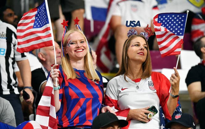Fussball, Weltmeisterschaft, 2022, Herren, Qatar, 1. Achtelfinale, Khalifa International Stadium: Niederlande - USA 3:1; Fans USA. Fan, Fans, Fankultur, Begeisterung. FIFA REGULATIONS PROHIBIT ANY USE OF PHOTOGRAPHS AS IMAGE SEQUENCES AND OR QUASI-VIDEO *** Football, World Cup, 2022, Men, Qatar, 1 Round of 16, Khalifa International Stadium Netherlands USA 3 1 Fans USA Fan, Fans, Fan Culture, Enthusiasm FIFA REGULATES PROHIBIT ANY USE OF PHOTOGRAPHS AS IMAGE SEQUENCES AND OR QUASI VIDEO