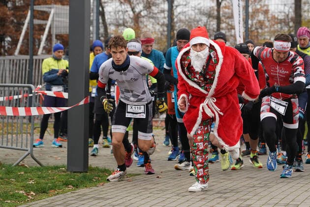 Sport Themen der Woche KW48 Der spätere Sieger Robin Schüßler (l) neben dem Nikolaus am Start zum Nikolaus Duathlon im Kelsterbacher Sportpark - Kelsterbach 03.12.2022: Nikolaus Duathlon von Eintracht Frankfurt *** The later winner Robin Schüßler l next to Santa Claus at the start of the Santa Claus Duathlon in the Kelsterbach Sports Park 03 12 2022 Santa Claus Duathlon of Eintracht Frankfurt