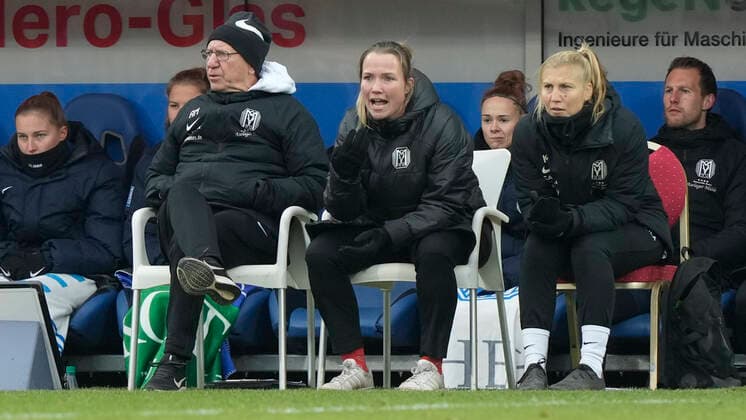 04 12 2022, Hänsch Arena, Meppen, GER, Frauen Bundesliga SV Meppen vs 1 FC Köln, Meppens bench with Carin Bakhuis coach SV Meppen in the middle DFL REGULATIONS PROHIBIT ANY USE OF PHOTOGRAPHS AS IMAGE SEQUENCES AND OR QUASI VIDEO Meppen Niedersachsen Germany Hänsch Arena