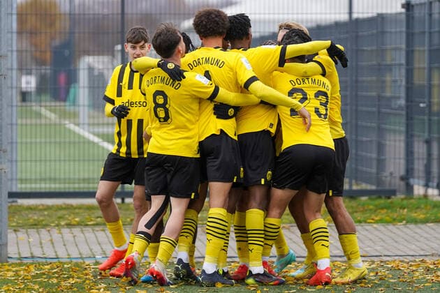 Sunday, 04 12 2022 Season 2022 2023 11 Matchday A Junioren Bundesliga, U19 Bundesliga at BVB Fußballpark Hohenbuschei, Dortmund, Germany BV Borussia Dortmund U19 MSV Duisburg U19 Goal celebration for 1 0 by Rafael Lubach Borussia Dortmund U19 15