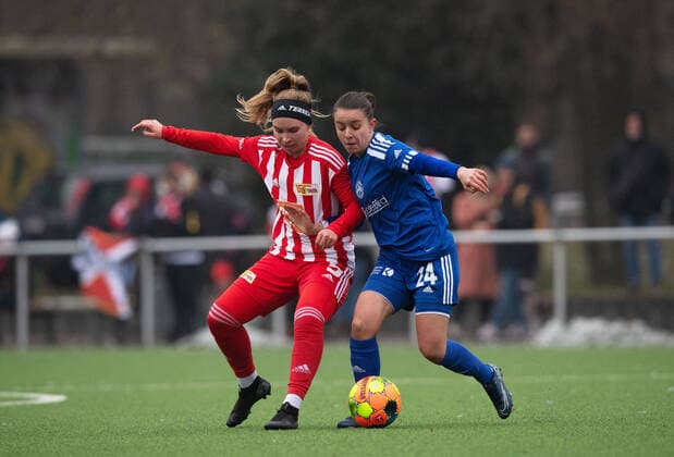 Football, Women, Season 2022 2023, Regionalliga Nordost 12 Matchday , SV Blau Weiss Hohen Neuendorf 1 FC Union Berlin, v l Luca Marie Scheel 1 FC Union Berlin , Chaima Labidi Hohen Neuendorf , 04 12 2022, Copyright: xSebastianxRäppold MatthiasxKochx