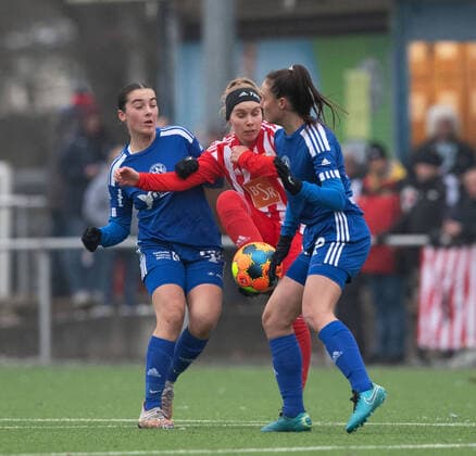 Football, Women, Season 2022 2023, Regionalliga Nordost 12 Matchday , SV Blau Weiss Hohen Neuendorf 1 FC Union Berlin, v l Jette Hörbe Hohen Neuendorf , Luca Marie Scheel 1 FC Union Berlin , Gerda Varamann Hohen Neuendorf , 04 12 2022, Copyright: xSebastianxRäppold MatthiasxKochx